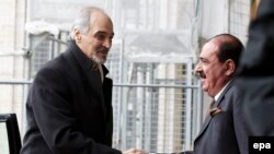  بشار جعفری (چپ) نماینده سوریه در سازمان ملل روز دوشنبه در سوییس