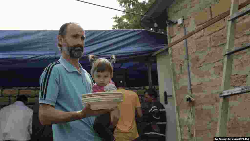 Mustafayev dostlarına bayramlıq aş pişirmege yardım ete