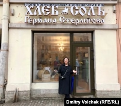 Вера Врубель у магазина Стерлигова, который был закрыт после ее жалоб