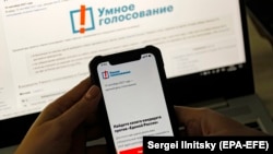 یک کاربر در حال بررسی اپلیکیشن «رأی‌گیری هوشمند» ناوالنی در سپتامبر ۲۰۲۱