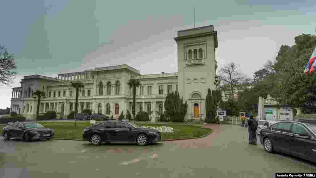 Палац закритий для відвідування. Там під егідою російської Ради Федерації триває міжнародна конференція, присвячена 75-річчю Ялтинської конференції 1945 року &laquo;Ялта-1945: уроки історії&raquo;