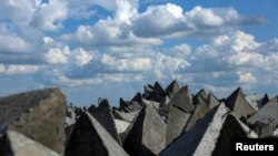 Протитанкові укріплення, відомі як «зуби дракона», поблизу прифронтового міста Покровськ у Донецькій області, 21 травня 2025 року