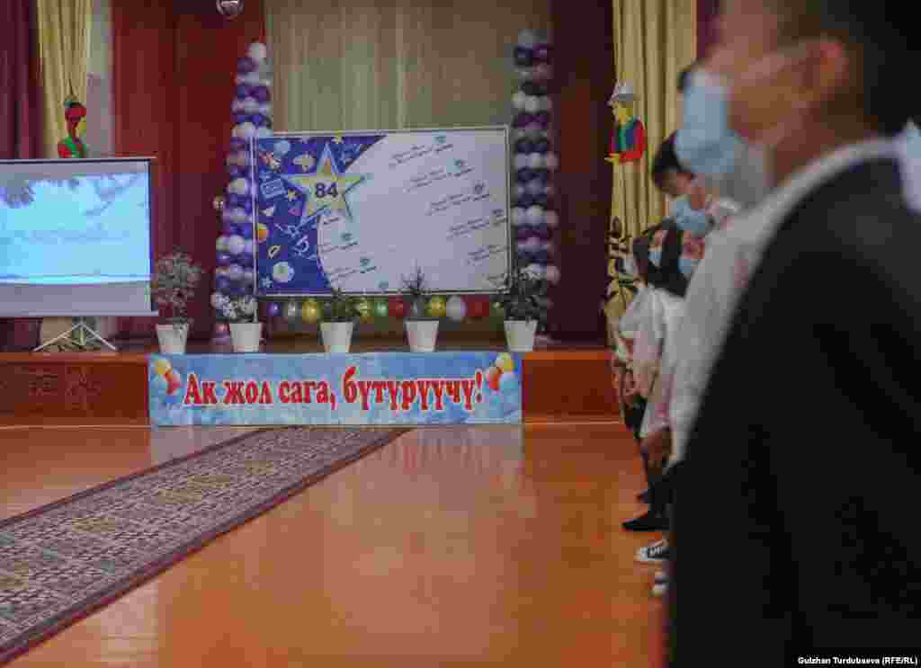 Коронавирус пандемиясынан улам Бишкекте мектептер, бала бакчалар жарым-жартылай жабык. Аймактарда балдар окуу жылынын жарымынан мектепке жана бала бакчага бара баштаган.