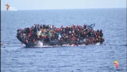 Драматичні кадри. Відео перекидання човна з мігрантами