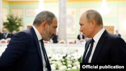 Tajikistan - Russian President Vladimir Putin and Armenian Prime Minister Nikol Pashinian talk during a CIS summit in Dushanbe, Septmeber 28, 2018.