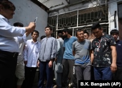 Граждане Китая, обвиняющиеся в создании подпольной сети торговли женщинами, в суде в Исламабаде, Пакистан. Май 2019 года.