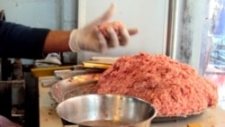 Diňle: Ahalda “ýakymsyz ysly we ajymtyk tagamly” üwelen et arzan bahadan satuwa çykaryldy