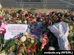 Кветкі каля месца гібелі Аляксандра Тарайкоўскага, 17 жніўня 2020
