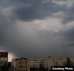 Перад навальніцай. Маланка над Вушачамі 2. Здымак зроблены вечарам 17 ліпеня 2016.