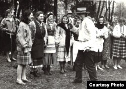 Сяржук Вітушка з талакоўцамі ў Купалаўскім скверы ў Менску