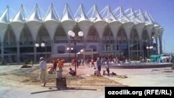 Тошкентдаги ҳашаматли "Бунëдкор" стадиони ҳам¸ айрим Озодлик манбалари таъкидича¸ тадбиркорларни талаш ва давлат хизматчиларини мажбуран ишлатиш эвазига қуриб топширилган.