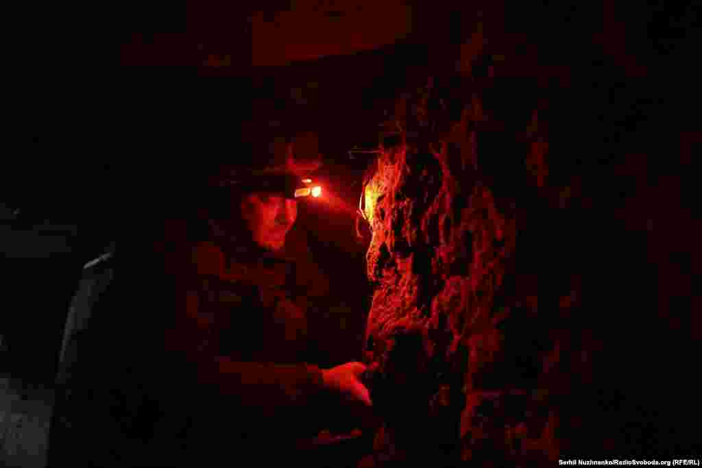 Майже весь час військові проводять в маленькому бліндажі, в напівтемряві світла червоних ліхтарів, російська армія надто близько, тому заходи безпеки й ретельне маскування &ndash; обов&rsquo;язкова умова роботи мінометників. Через постійну загрозу ворожих FPV-дронів розрахунок виходить з-під підземелля лише за крайньої потреби. РЕБ уже не завжди допомагає, адже противник дедалі більше застосовує дрони&nbsp; на оптоволоконному зв&rsquo;язку. Війна йде під землю, і малу потребу солдатам доводиться справляти в пляшки. А щоб поповнити боєкомплект, мінометникам доводиться ховатись та перебіжками долати по кілька десятків метрів на поверхні&nbsp;