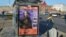 Wladimir şäherindäki awtobus duralgalarynyň birinde asylan plakat
