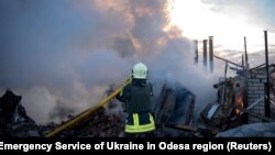 Рятувальники на місці одного з попередніх ударів по Одесі, листопад 2024 року
