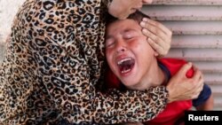 Պաղեստինցի մայրը, ում դուստրը զոհվել է իսրայելական հարվածից, գրկել է քրոջ մահը սգացող որդուն, Գազա, 10-ը հուլիսի, 2025թ. 