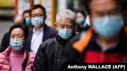 شهروندان هنگ‌کنگی در این تصویر از ۳ فوریه؛ تا کنون بنا بر آمار رسمی کشورها، نزدیک به ۲۰۰ هزار نفر به ویروس کرونای سارس-۲ مبتلا شده و نزدیک به هشت هزار نفر جان خود را از دست داده‌اند.