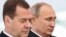 Прем'єр-міністр Росії Дмитро Медведєв (ліворуч) і президент Росії Володимир Путін