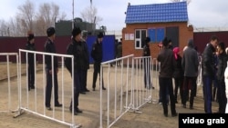 КА-168/2 түзету мекемесі маңында жүрген тұтқындардың туыстары мен полиция қызметкерлері.  Ақтөбе қаласы, 9 қараша 2013 жыл.