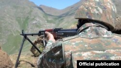 Военнослужащий ВС Армении во время боевого дежурства (архив) 