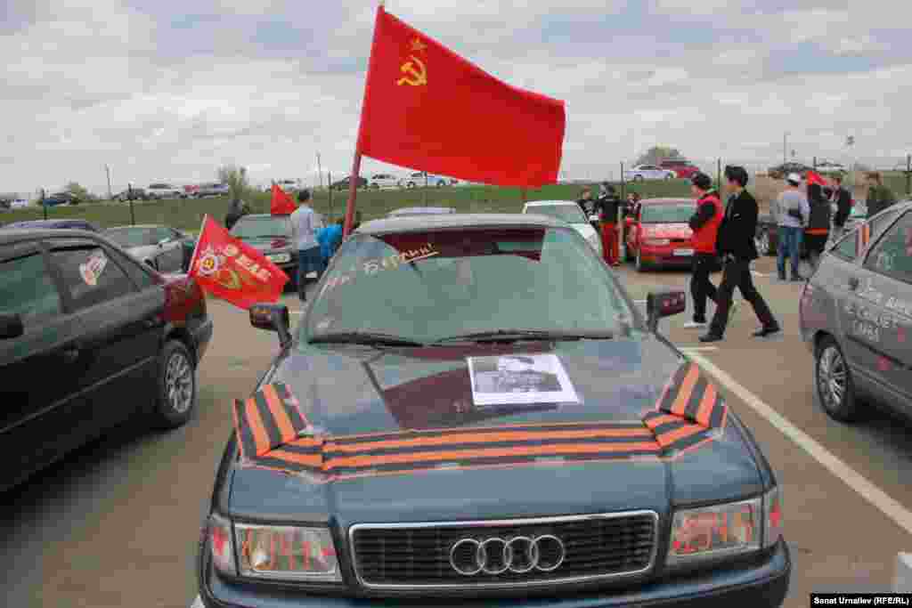 Главными символами акции стали: георгиевская лента, вызвавшая споры в Казахстане, портреты Иосифа Сталина, российские и советские флаги.&nbsp; &nbsp;