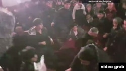 Саҳнае аз занозанӣ, ки дар навори видеоӣ сабт шудааст