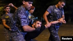 Полицейские подвергают приводу демонстранта на улице Хоренаци в Ереване, 21 июля 2016 г․