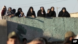 مردم در حال تماشای مراسم اعدام یک محکوم در شهر قزوین در سال ۱۳۹۰