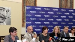 Пресс-конференция, предшествовавшая открытию выставки «Дали и сюрреалисты», Ереван, 7 июля 2011 г. 