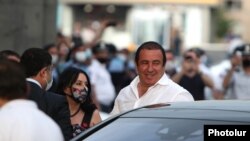 Лидер партии «Процветающая Армения» Гагик Царукян в момент прибытия к зданию суда в Ереване, 17 июня 2020 г. 
