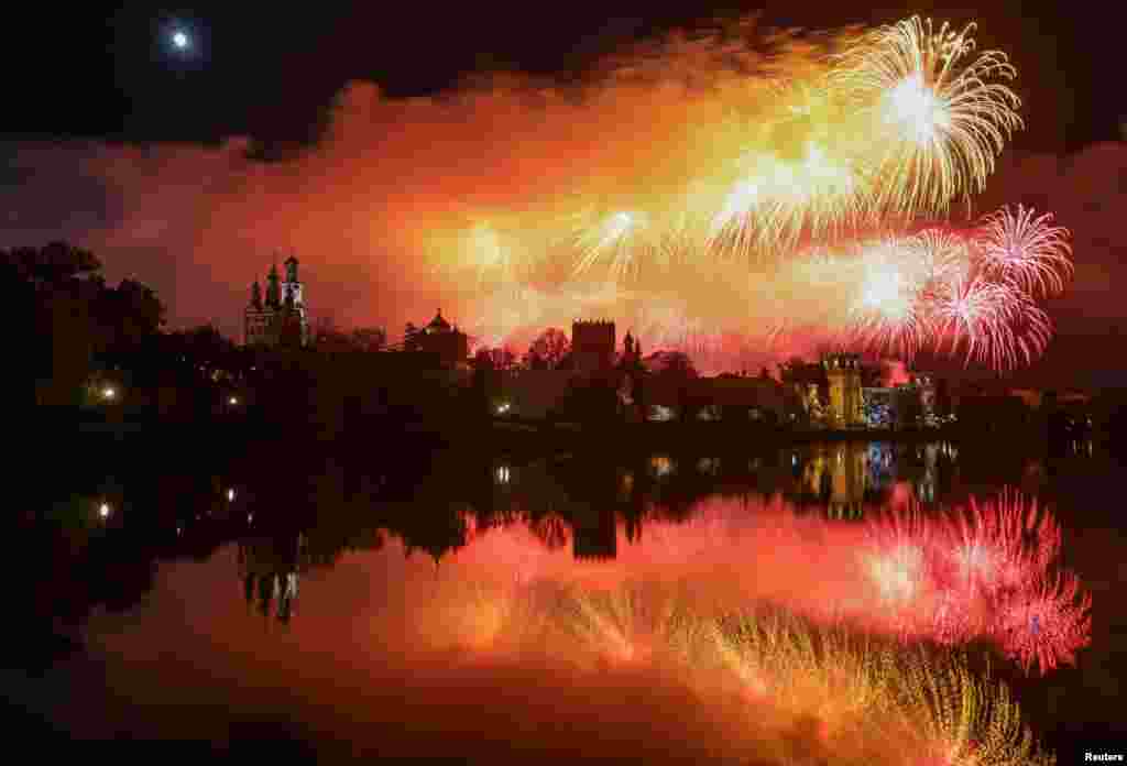 آتش بازی در پشت صومعه نوودویچی در جشن‌های ۹ مه، روزی که روسیه سالگرد پیروزی بر آلمان نازی در جنگ جهانی دوم را جشن می‌گیرد