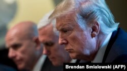 از راست: ترامپ، پنس (معاون ترامپ) و مک‌مستر (مشاور امنیت ملی و ناظر بر تدوین مکتوب)