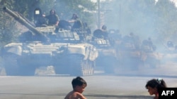 Цхинвал урамында Русия танклары сурәтендә балалар уйный, 30 август 2008