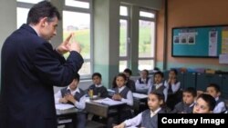 Arxiv fotosu. Bakı məktblərində birində drs zamanı. 
