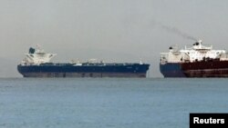 دلوار، سوپرتانکر ایرانی، که در نزدیکی سنگاپور لنگر انداخته است