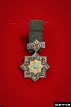 نشان «ذوالفقار» که برگرفته از نام شمشیر امام اول شیعیان است. طراحی این نشان پس از انقلاب تغییر کرد.