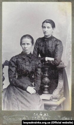 Леся Українка (ліворуч) із Ольгою Кобилянською. Чернівці, 1901 рік
