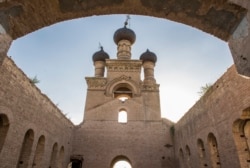 Фасад старой церкви. Вид изнутри здания.