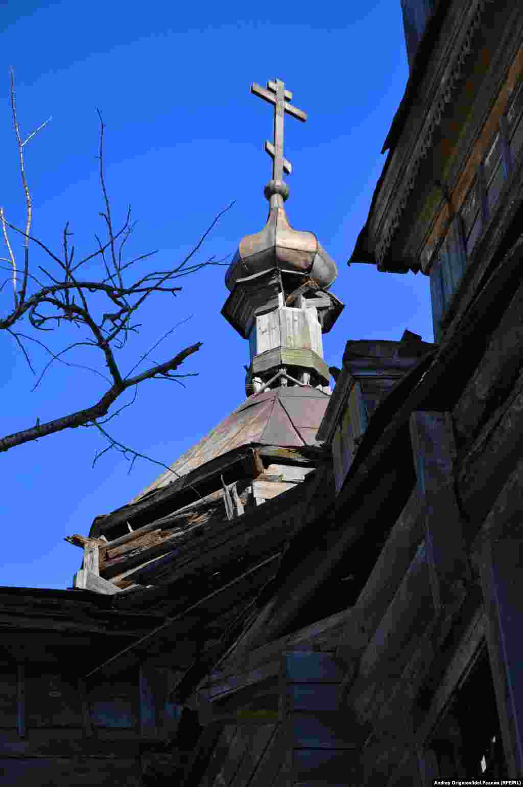 Уцелевший купол с крестом, кажется, вот-вот упадёт.&nbsp;