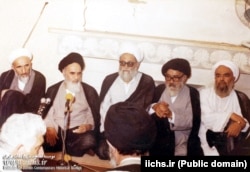 مرتضی حائری یزدی (وسط) در دیداری با آیت‌الله خمینی