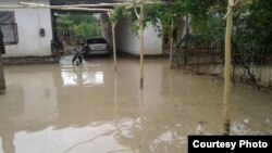 Кыргызстандагы сел каптаган үйлөрдүн бири. Иллюстрациялык сүрөт.