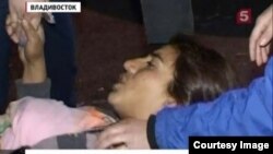 Тўлғоқ тутаëтган ўзбекистонлик аëл.