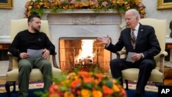 АКШ президенти Жо Байден менен Украинанын лидери Владимир Зеленский. 13-декабрь, 2023-жыл.