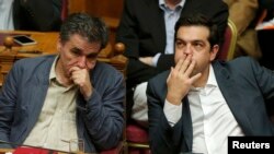 نخست وزیر و وزیر اقتصاد یونان در جلسه پارلمان