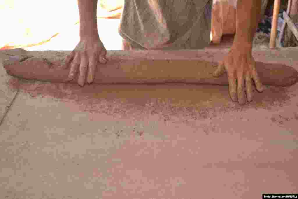 Ошентип жүн аралаштырылган ылай, жерден тикеленип, урулуп-бышып, тегеректелип ийилет. Бул эң жоопкерчиликтүү иш. 