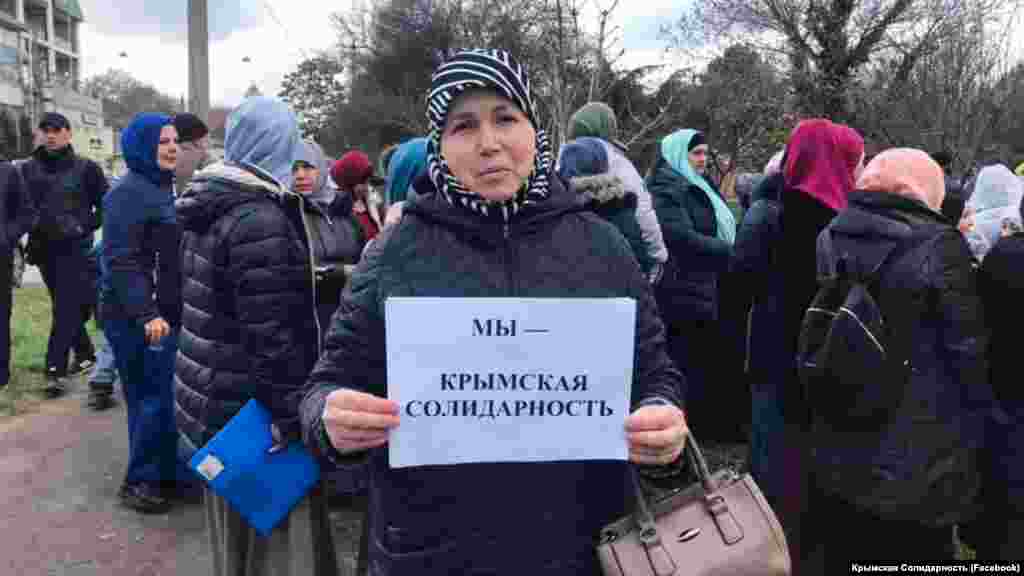 Qırımlılarnıñ balaları ve ömür arqadaşları qollarında &laquo;Bizler &ndash; Qırım birdemligimiz&raquo; ve &laquo;166 balağa babasını qaytarıñız&raquo; yazuvlı şiarlarını tuttı 