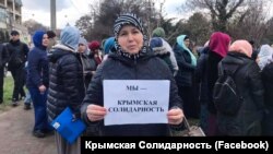 «Bizler – Qırım birdemligimiz»: tutulğan qırımlılarğa qoltutuv fleşmobı (fotoresimler)