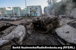 Згорілі автомобілі біля одного із навчальних закладів Києва. Ранок, 4 липня 2025 року