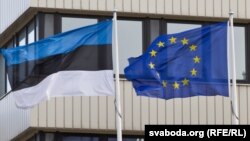 Флаги Эстонии и Евросоюза (иллюстративное фото)