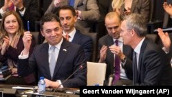 Міністр закордонних справ Македонії Нікола Димитров тримає ручку на церемонії підписання протоколу про вступ його країни до НАТО, Брюссель, 6 лютого 2019 року