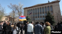Քաղաքացիները ՍԴ-ի դիմաց սպասում են բարձր դատարանի որոշմանը կուտակային կենսաթոշակների վերաբերյալ, 2-ը ապրիլի, 2014թ. 